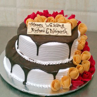 Picture of Radisson Vanilla Cake with Chocolate Toppings and roses (5 Kg)